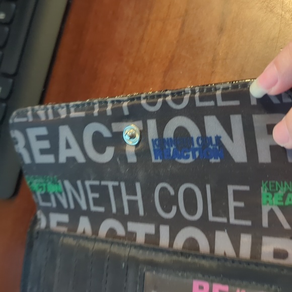 Kenneth Cole Reaction Zipper and button wallet - Picture 11 of 13